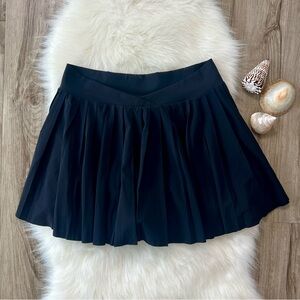 TNA Aritzia black pleated low v waist tennis skirt size medium
